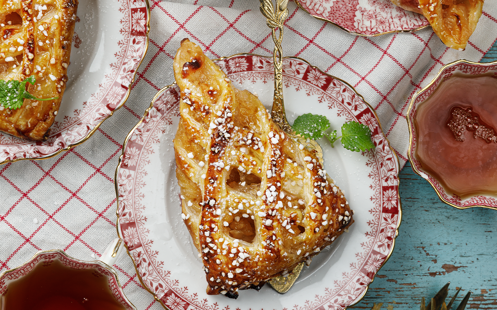 Äppelbakelser på färdig smördeg