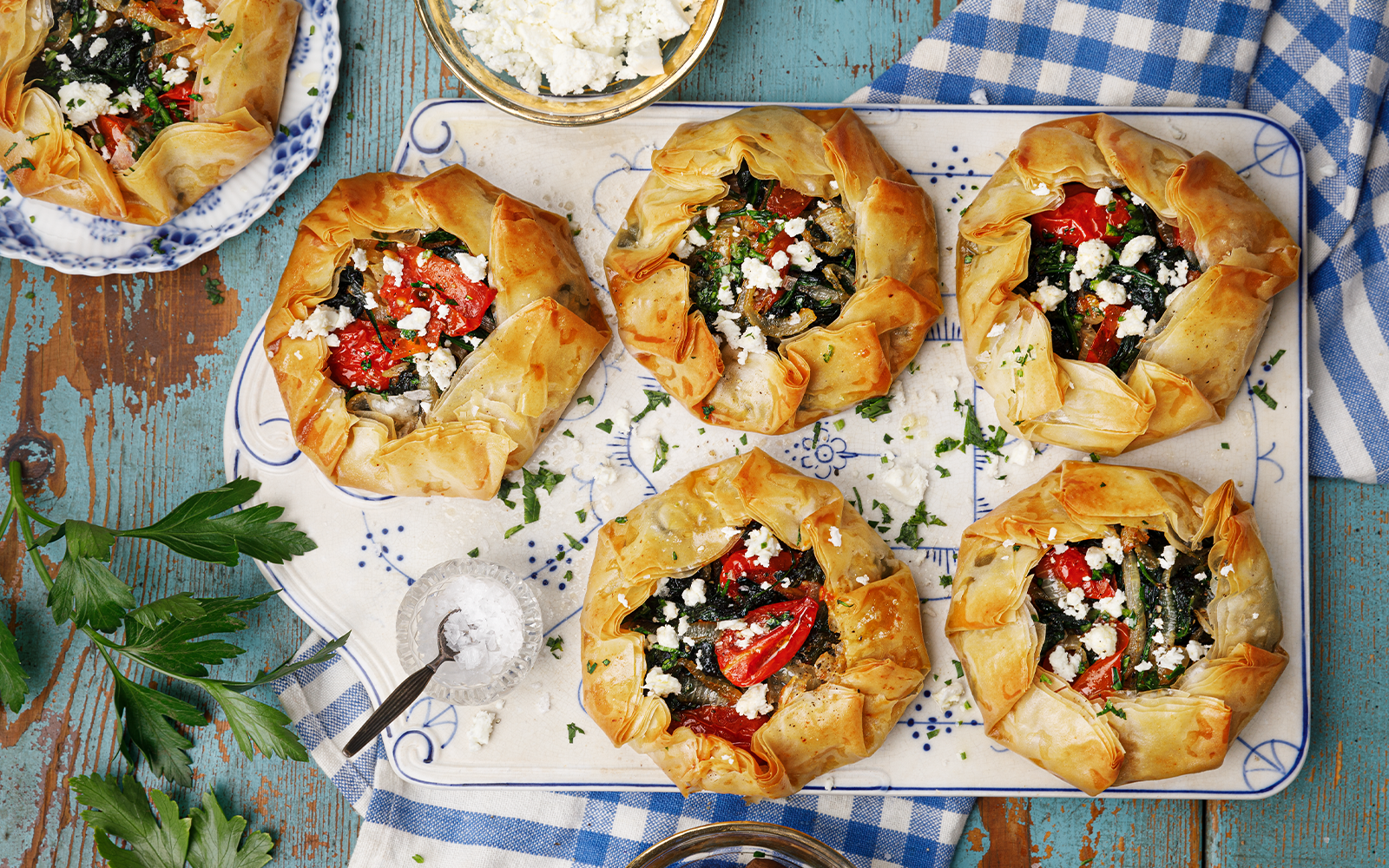 Krispiga filodegsknyten med spenat och fetaost