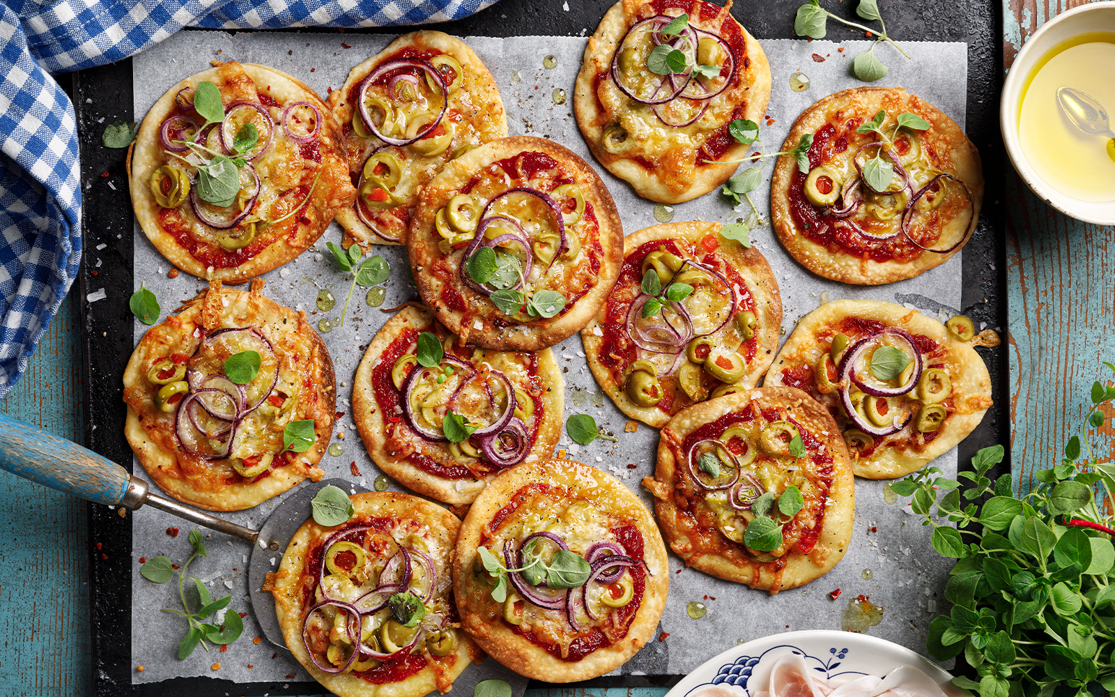 Minipizzor med oliver och rödlök