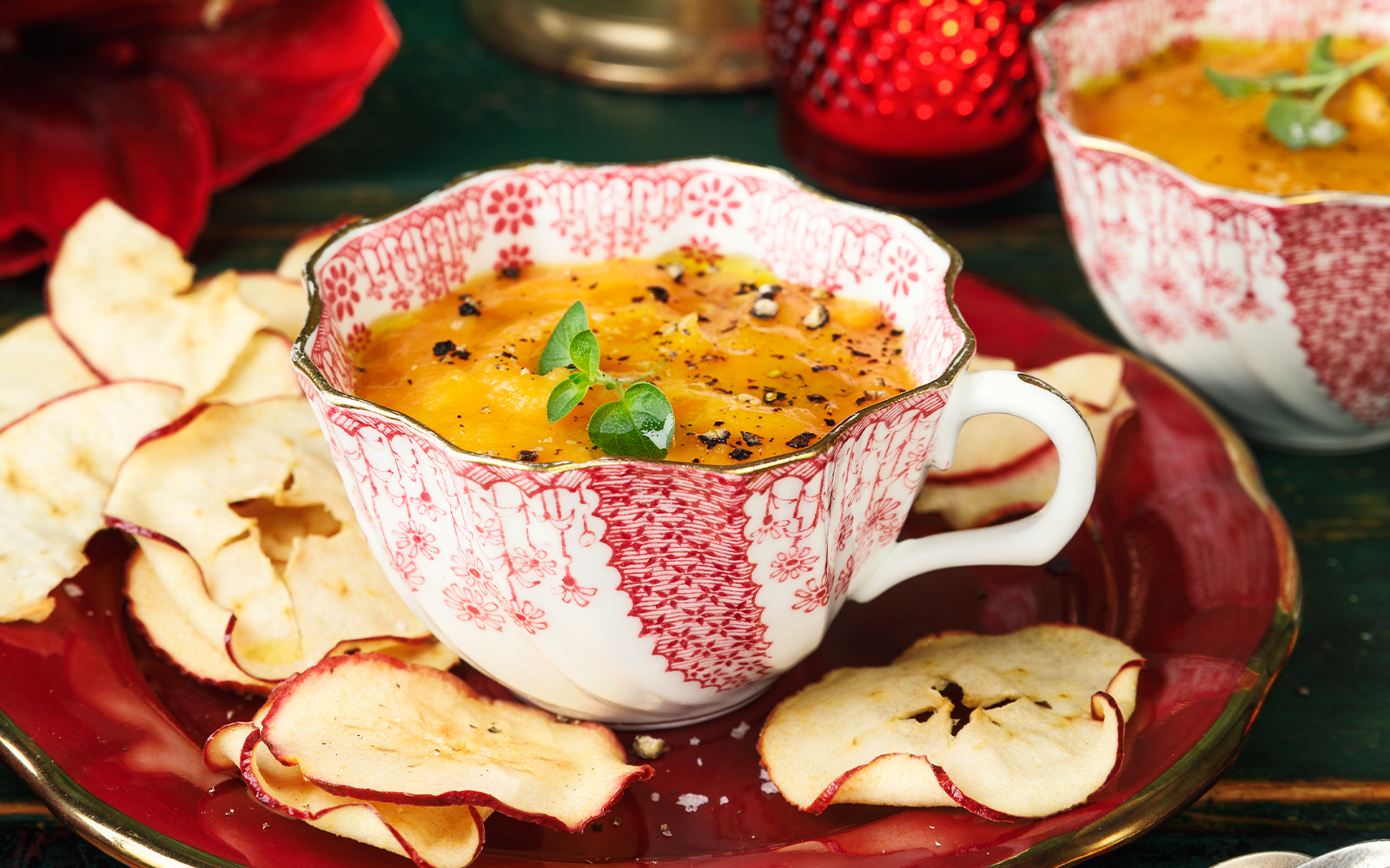 Rotfruktssoppa med äppelchips