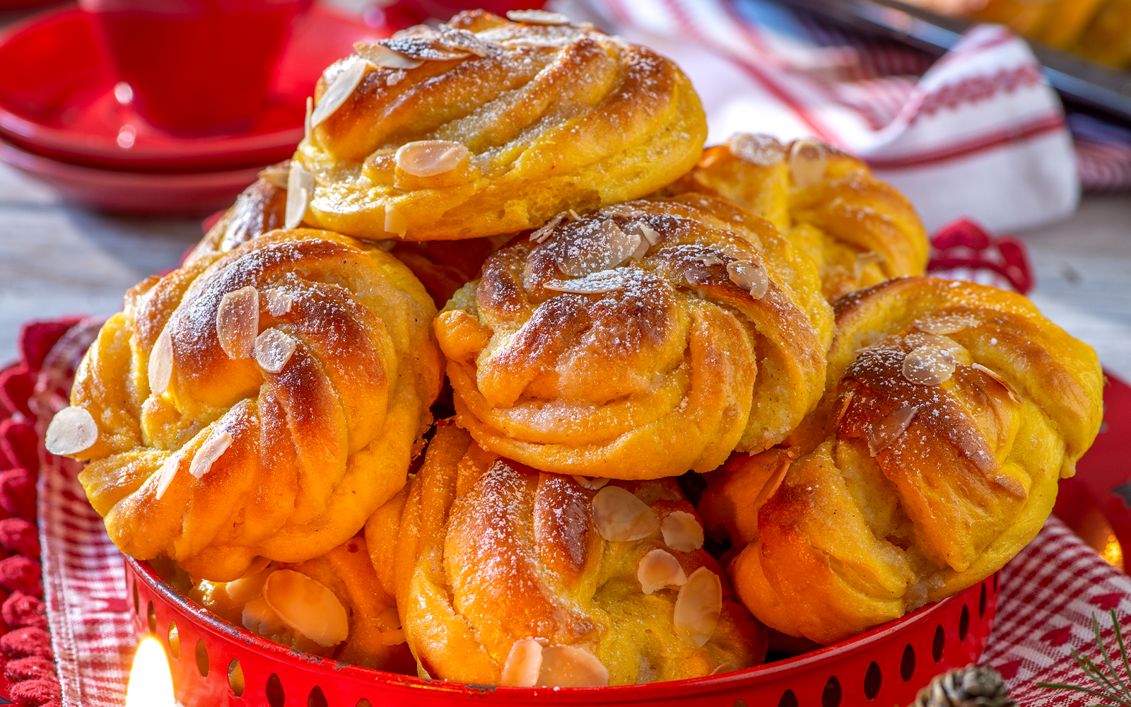 Saffransbullar med mandelmassa