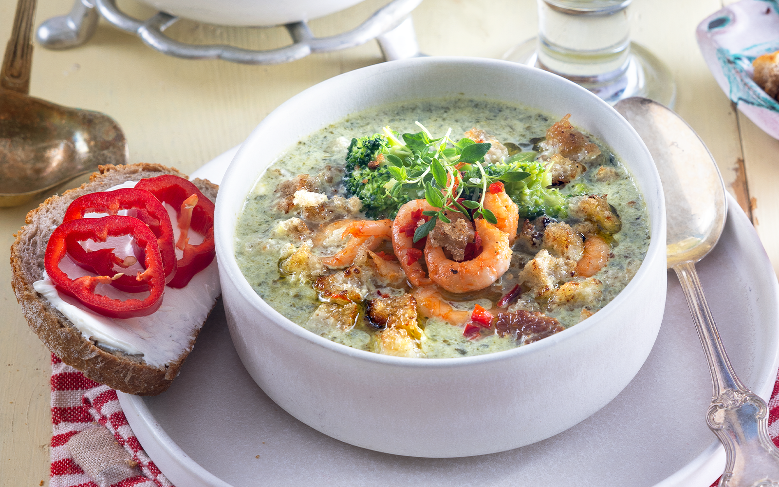 Broccoli- och spenatsoppa med rostad vitlök