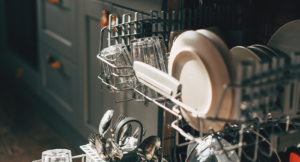Trött på gräl om diskmaskinen? Det här är rätt (och fel) sätt att fylla den på