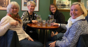 De fann vänner för livet under tågresan: ”Plötsligt satt vi där och grät ihop med några främlingar”