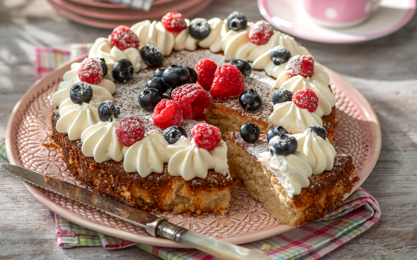 Ljuvlig mazarinkaka med bär