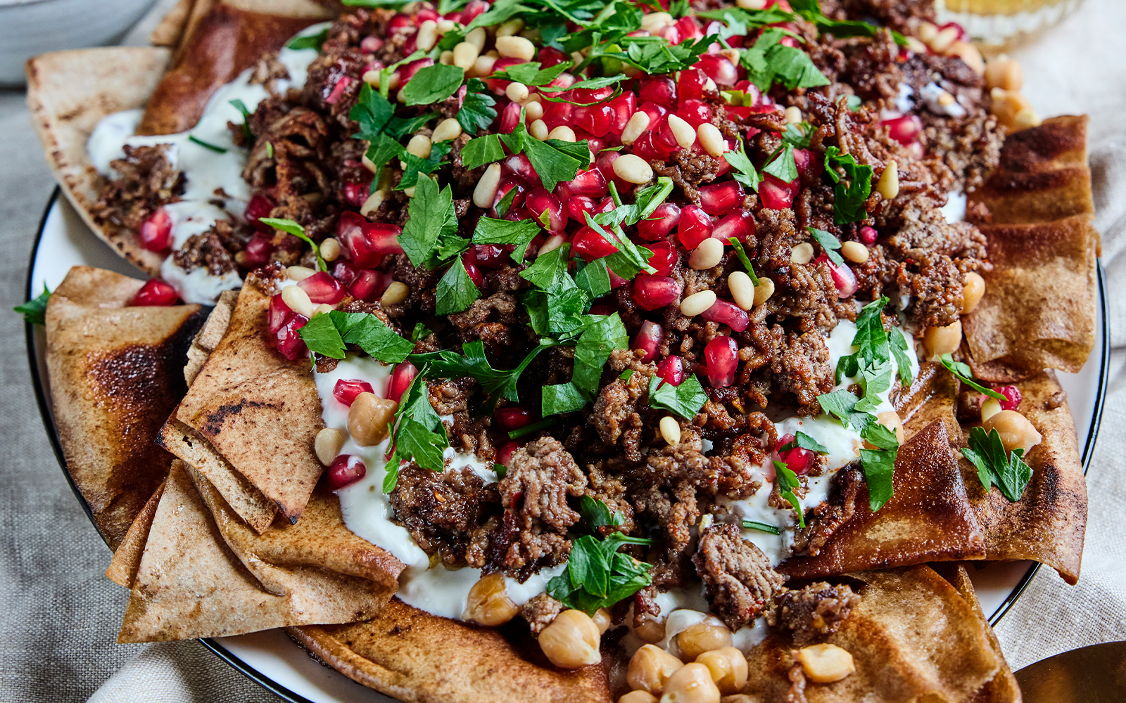 Fattehsallad med kryddig färs och granatäpple