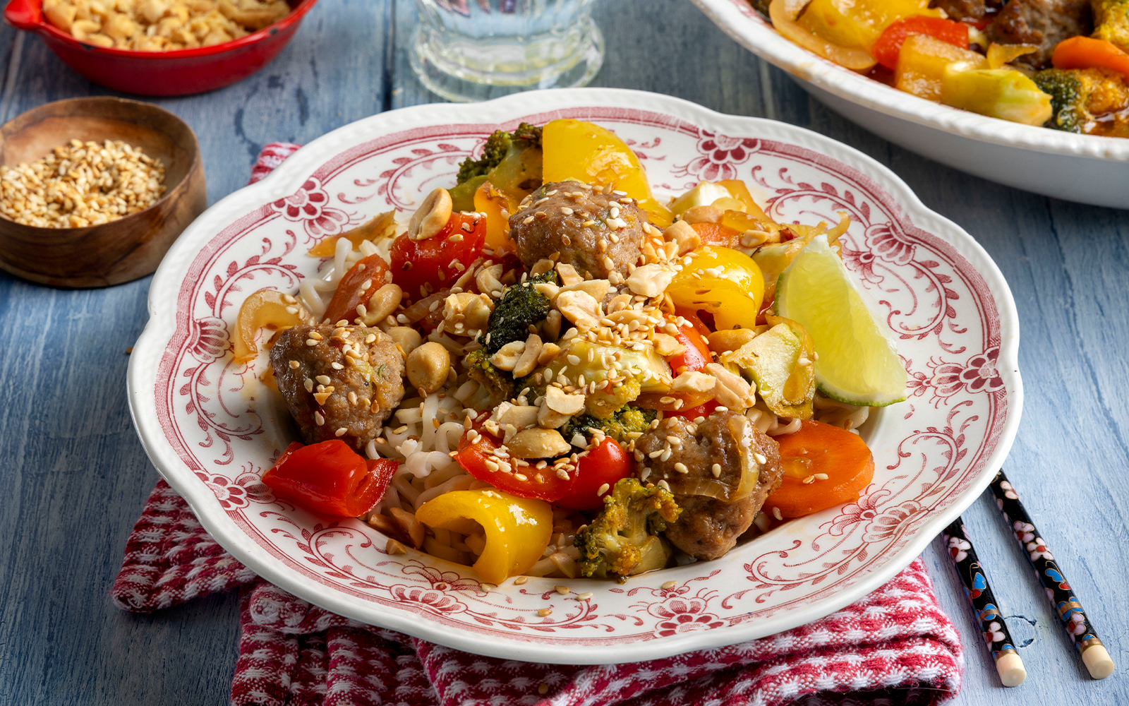 Asiatiska fläskfärsbullar med wokade grönsaker