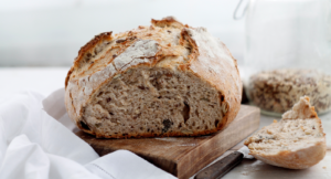 Därför ska du lägga en potatis i brödpåsen