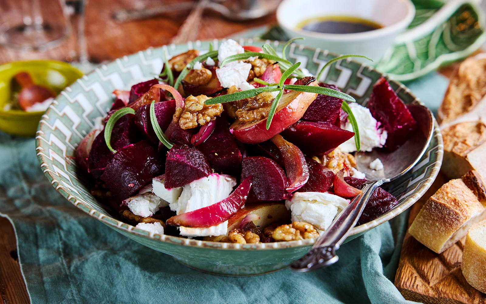 Varma rödbetor med getost och honungsrostade valnötter